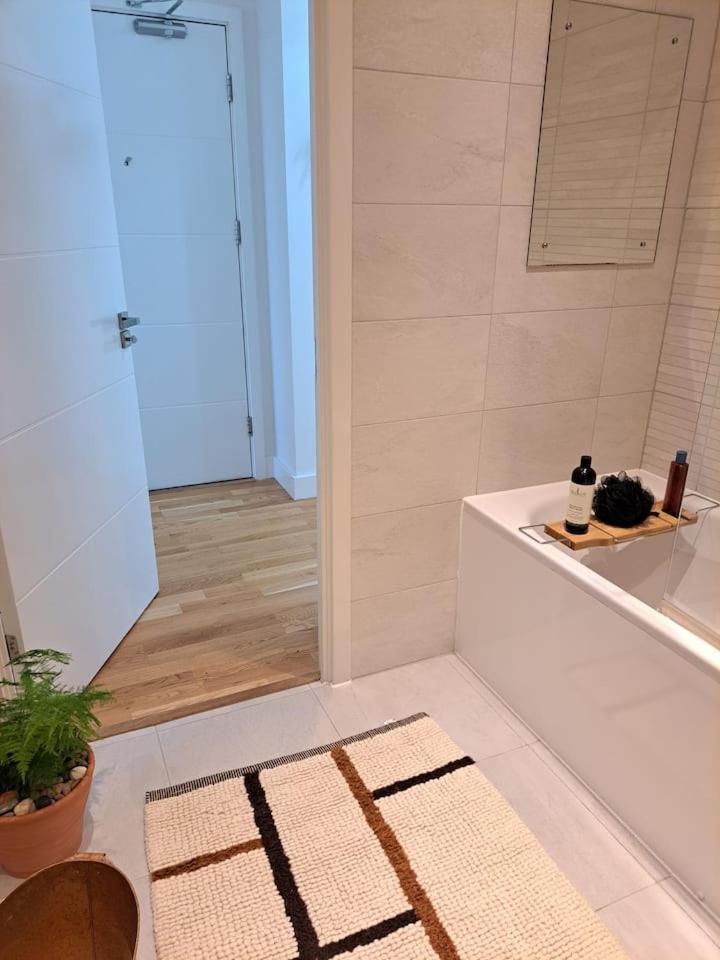 Cozy Double Room With Large En Suite Near Canary Wharf London With Amazing Views In A Shared Apartment Exterior foto