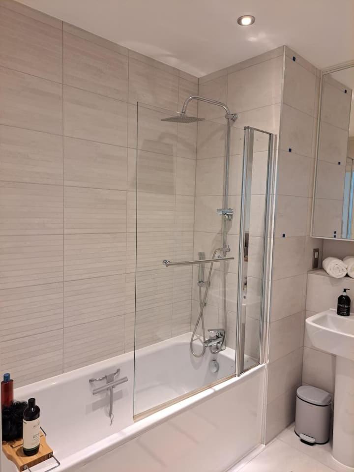 Cozy Double Room With Large En Suite Near Canary Wharf London With Amazing Views In A Shared Apartment Exterior foto